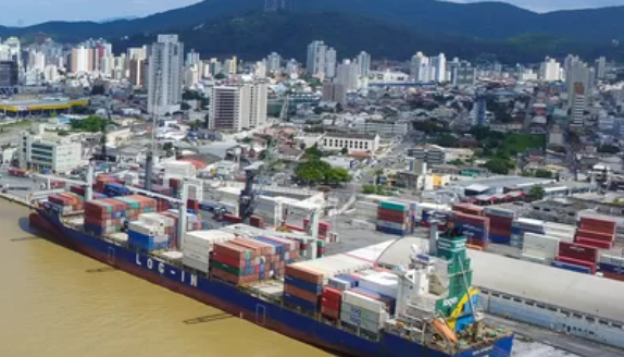 Porto de Itajaí recebe maior navio de sua história